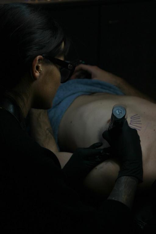 Tamara Chaudesaigues en séance de tatouage au studio Graphicaderme à Avignon, travail de tracé sur le pectoral