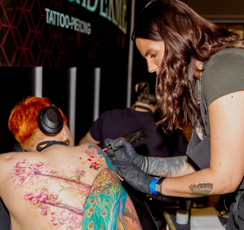 Tamara Chaudesaigues en séance de tatouage à Avignon, travaillant un tatouage de dos au studio Graphicaderme