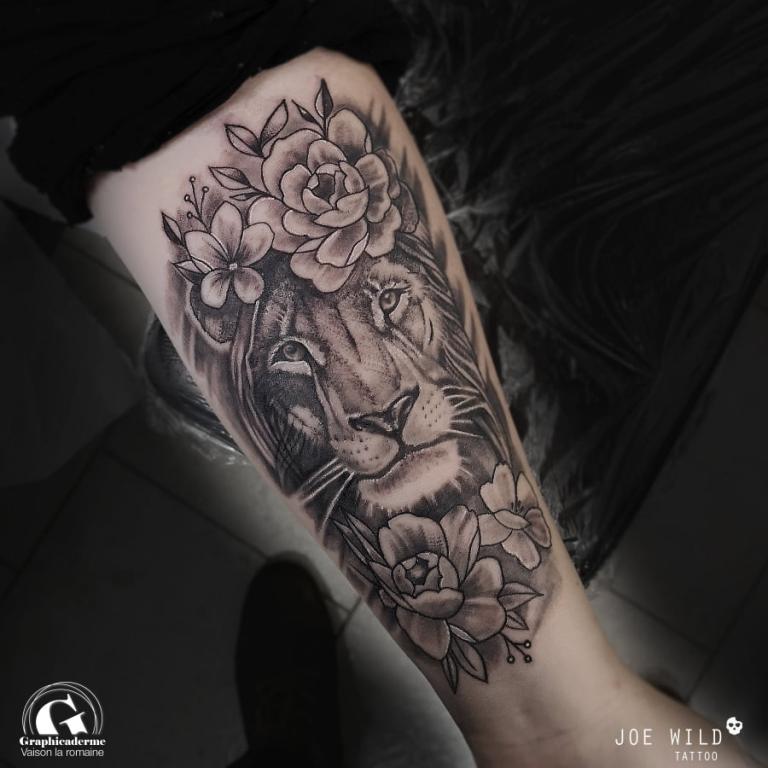 tatoueuse-tatoueur-vaison-la-romaine-vaucluse-joe-wild-graphicaderme-tatouage-lion