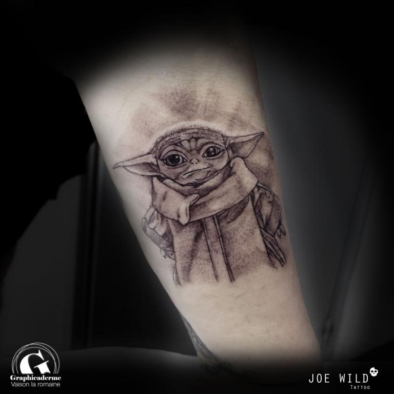 tatoueuse-tatoueur-vaison-la-romaine-vaucluse-joe-wild-graphicaderme-tatouage-yoda