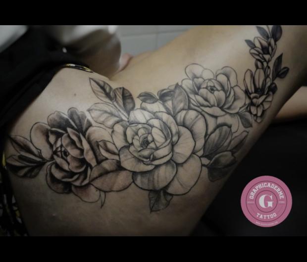 graphicaderme-tatoueuseavignon-tatoueursvaucluse-tatoueursavignon-tamarachaudesaigues-meilleuretatoueuseavignon-chaudesaigues-tatouagepivoine-tatouagecuissefemmefleurs-fleurstattoocuisse-pivoinestattoofemme-tatouagepivoinejambe-villeneuvelesavignon