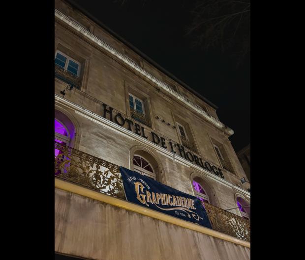 Bannière Graphicaderme installée devant Casa Bronzini Place de l’Horloge à Avignon