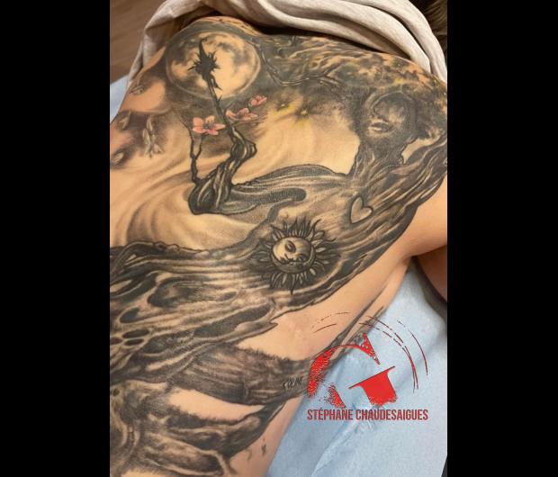 graphicaderme-stephanechaudesaigues-tatoueursavignon-tatoueurscantal-meilleurstatoueursavignon-tatouagedosfemme-tatouagearbrefemme-tatouagerealistedosfemme.jpg