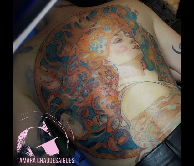 graphicaderme-tamarachaudesaigues-tatoueursvaucluse-meilleurstatoueursavignon-chaudesaigues-alphonsmucha-muchatattoo-tatouagedoscouleur-tatouagedosfemme-tatouagerealistecouleur-tatouagevaucluse-tatouagecouleur-mucha.jpg