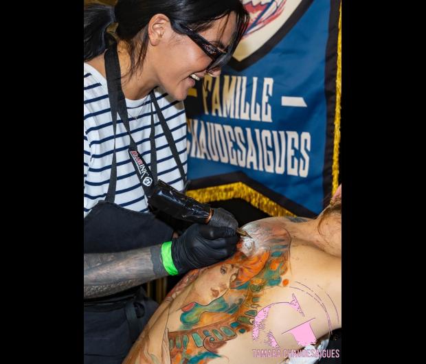 graphicaderme-tamarachaudesaigues-tatoueursvaucluse-meilleurstatoueursavignon-chaudesaigues-alphonsmucha-muchatattoo-tatouagedoscouleur-tatouagedosfemme-tatouagerealistecouleur-tatouagevaucluse-tatouagecouleur.jpg
