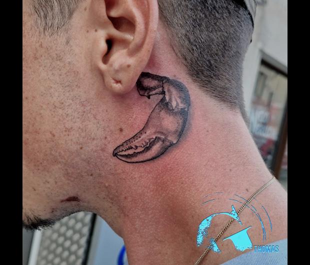 graphicaderme-tatouageavignon-tatouagepincecrabe-tatouagecrabe-tatoueursrealistesavignon-meilleurstatoueursvaucluse-tatoueurspaca-tatouagehommeoreille.jpeg