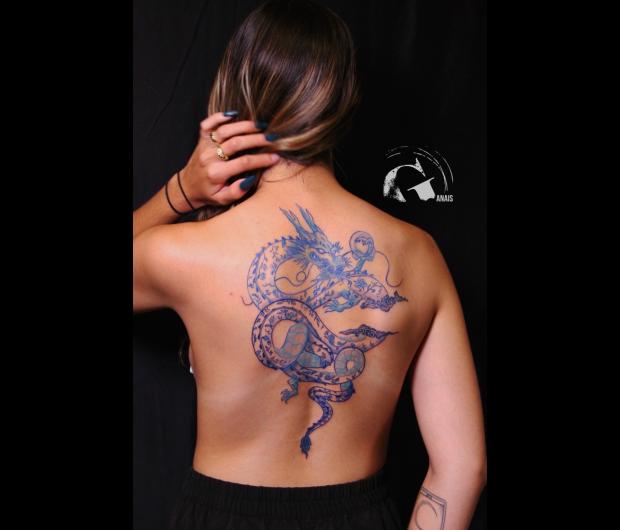 graphicaderme-tatouagedragonbleu-tatouagefemmedos-meilleurstatoueursavignon-tatoueuseavignon-tatoueursvauvluse-tatouagedosdragon-tatouagedragon-tatouagefleurs-tatouagefleursbleu.jpeg