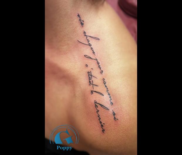 Tatouage Femme Phrase Graphicaderme