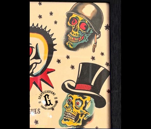 Flash de tatouage old school traditionnel américain avec crânes, réalisé par Tamara Chaudesaigues chez Graphicaderme, studio de tatouage old school à Avignon