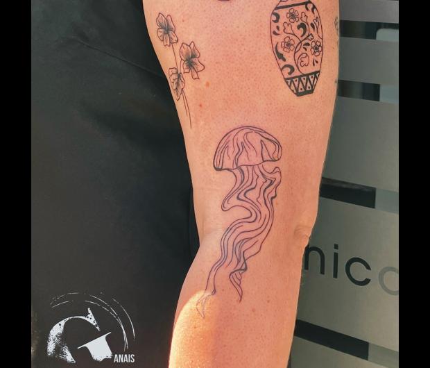 tatouageavignon-graphicadermeavignon-tatoueursavignon-tatouagemeduse-meilleurstatoueursvaucluse-tatoueuseavignon-tatouageabstrait-tatouagefemmebras.jpeg