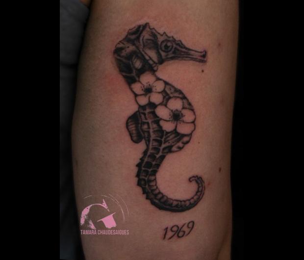 tatouagehippocampe-tatouagerealistehippocampetamarachaudesaigues-tatouagesvignon-tatouaagefemme-meilleuretatoueursavignon-tatoueurspaca-tatouagefemmebras.jpg