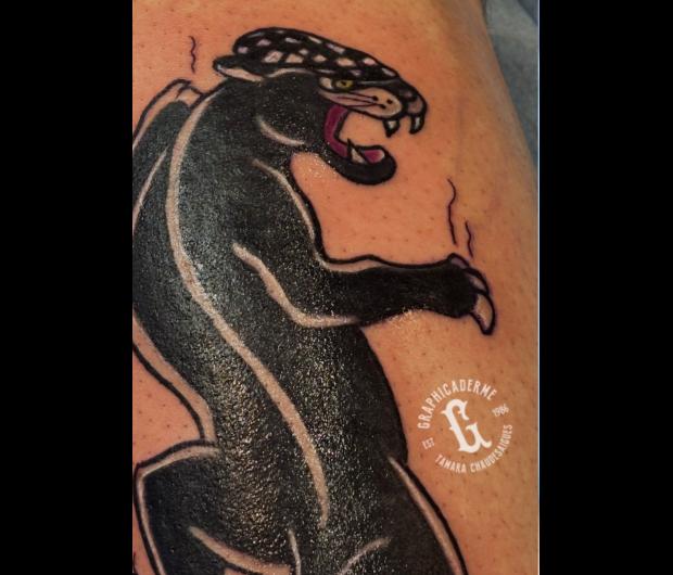 Détail du tatouage panthère old school avec casquette, style traditionnel américain, réalisé par Tamara Chaudesaigues chez Graphicaderme à Avignon