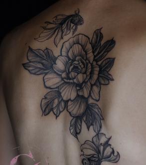  tatouage_pivoines-tatouagefleursdos-tatouagefleurs-taouagefemmefleurs-tatoueursavignon-tamarachaudesaigues-graphicaderme-meilleurstatoueursavignon-tatouagepivoinesdosfemme