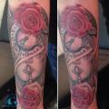 graphicaderme_avignon_roses_horloge_femme_temps_tatouage