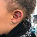 graphicaderme-avignon-vaucluse-piercing-chantal-lobes-lobe-helix-cartilage