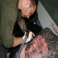 Stéphane Chaudesaigues en train de tatouer un dos à Avignon
