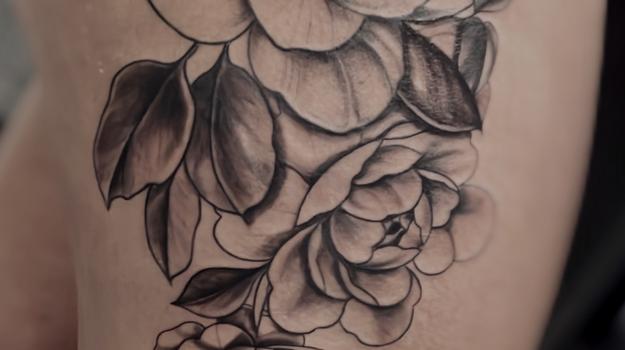 tatouagefleurs-tatouagerealisteavignon-tatouagepivoinesavignon-tamarachaudesaigues-tatouagecuissefemme-tatouagenoiretgrisfleurs-tatoueusevaucluse-meilleurstatoueursavignon-tatoueuseavignon