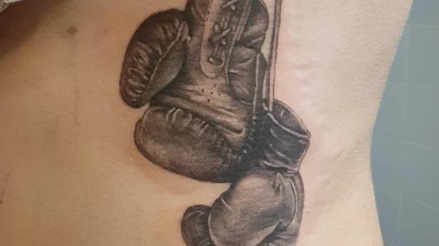 steven-chaudesaigues-meilleur-tatoueur-orange-vaucluse-graphicaderme-tattoo-gants-boxe