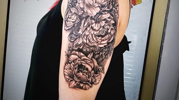 tattoo_tatouage_piercing_art_vaison_la_romaine_vaucluse_fleurs_roses__dessin_peinture_bollène_nyons_buis_les_baronnies_tulette_malaucène_cavaillon_robion_coustellet_drôme_ardèche_tatouage_noir_et_gris_fleurs_pivoines_bras_épaule