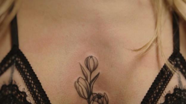 Graphicaderme-avignontatouage-tatouagefemme-tatouagesexyfemme-tatouagesternumfemme-tatouagetulipe-tuliptattoo-sexytattoo-meilleurstatoueursvaucluse