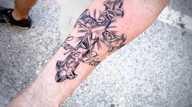 tattoo_tatouage_piercing_art_vaison_la_romaine_vaucluse_femme_roses_fleurs_portrait_peinture_bollène_nyons_buis_les_baronnies_tulette_malaucène_cavaillon_robion_coustellet_drôme_ardèche_noir_et_gris_réalisme_bras_poignet