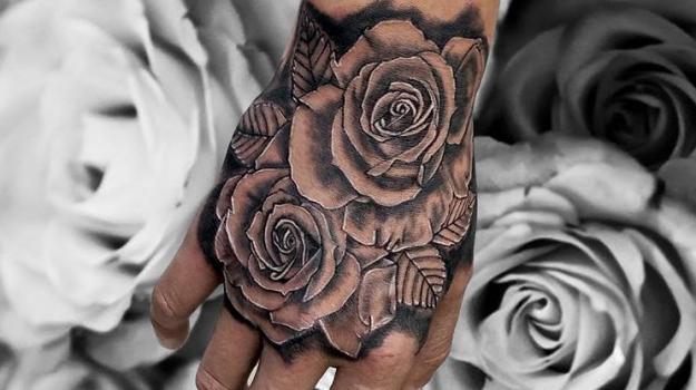 tattoo_tatouage_piercing_art_vaison_la_romaine_vaucluse_femme_roses_fleurs_portrait_peinture_bollène_nyons_buis_les_baronnies_tulette_malaucène_cavaillon_robion_coustellet_drôme_ardèche_noir_et_gris_réalisme_bras_main