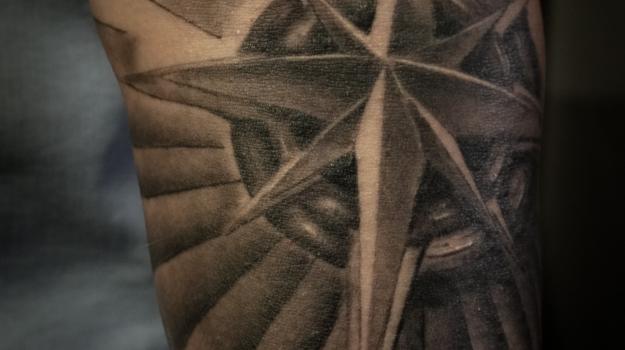 Tatouagemapmonde-tatouagegraphicaderme-tatoueursavignon-tatouagerealisteboussole-boussoletatouage-mapmondetattoo-tatouagenoiretgrisrealisteavignon-meilleurstatoueursavignon-tatoueursvaucluse-tatoueurs Villeneuve-lès-Avignon-tatoueurssorgues-tatoueurscourthezon