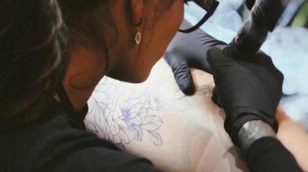 tatouagefleurs-tatouagerealisteavignon-tatouagepivoinesavignon-tamarachaudesaigues-tatouagecuissefemme-tatouagenoiretgrisfleurs-tatoueusevaucluse-meilleurstatoueursavignon-tatoueuseavignon