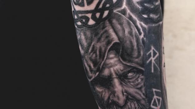 tatouageviking-tatouagerunes-tatouagevikingavignon-tatouagevaucluse-meilleurstatoueursavignon-tatoueursrealistevaucluse-tatoueursblackandgreyvaucluse-graphicaderme-tatouagerealistevikings