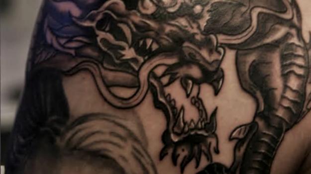 tatouagedragon-graphicaderme-tatoueursavignon-meilleurtatoueursavignon-tatouagejaponais-tatoueursvaucluse-tatouagedragonepaule