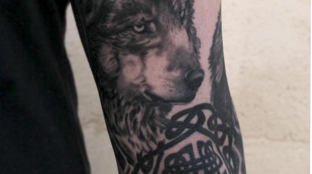 tatouageviking-tatouagerunes-tatouagevikingavignon-tatouagevaucluse-meilleurstatoueursavignon-tatoueursrealistevaucluse-tatoueursblackandgreyvaucluse-graphicaderme-tatouagerealistevikings-tatouageloup-wolftattoo