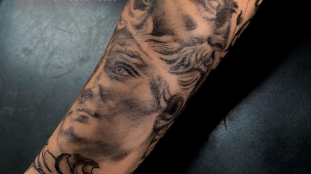 TatouageZeus-Graphicaderme-meilleurtatoueursavignon-tamarachaudesaigues-tatoueuseavignon-tatouagerealisteavignon-graphicaderme-tatouagestatue-tatoueursavignon-chaudesaigues-cantaltatoueurs-tatoueurschaudesaigues-tatouagefeuilledacanthe