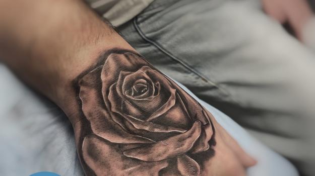 tatouagerose-rosestattoo-tatouageroseavignon-rosesrealiste-meilleurstatoueursavignon-florantatoueursavignon-tatoueursvaucluse