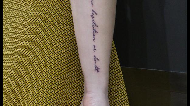 Laura Escriba_la_bete_humaine_paris_tattoo_typo_avant_bras