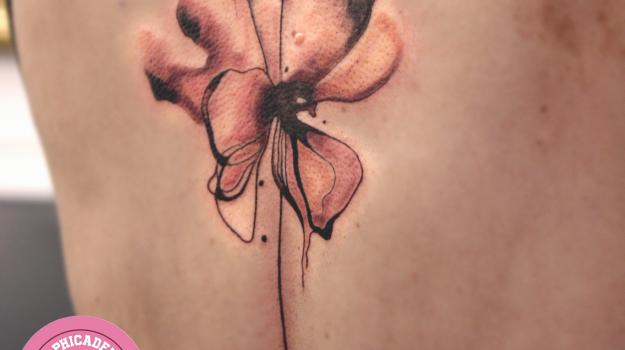 fleuraquarelletattoo-fleurscouleurstattoo-tatouagedosfemme-tatouagefleurAvignon-tatoueuseavignonfleurs-meilleurstatoueuseavignon-tatoueusevaucluse-tatouagefleurscouleur