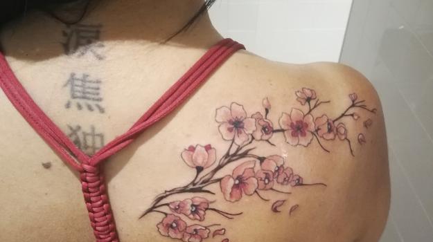 graphicaderme-avignon-vaucluse-tatouage-justine-fleursdecerisier-tatouagefemme-couleurs