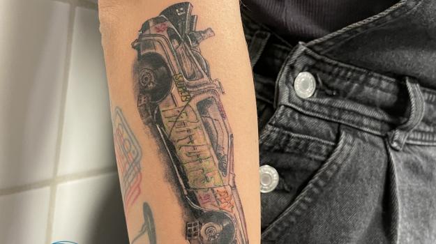 graphicaderme-avignontatouage-avignon-deloreanvoiture-backtothefuture-retourverslefuturetattoo-tatouagerealisme-tatouagerealisteavignon-tatouagevoitureavantbras-tatouageretourverslefutur-meilleurstatoueursavignon