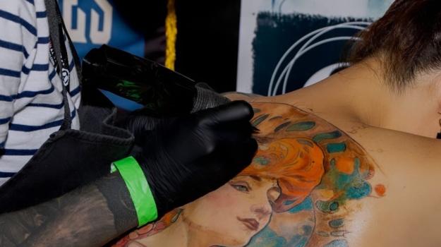 graphicaderme-tamarachaudesaigues-tatoueursvaucluse-meilleurstatoueursavignon-chaudesaigues-alphonsmucha-muchatattoo-tatouagedoscouleur-tatouagedosfemme-tatouagerealistecouleur-tatouagevaucluse-tatouageartnouveau