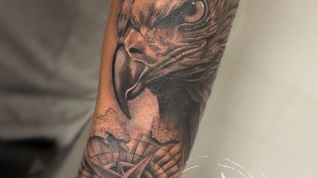 graphicaderme-tatouageaigle-aigetattoo-rosedesventstatouages-tatouagerealiste-tatoueursavignon-meilleurstatoueursavignon