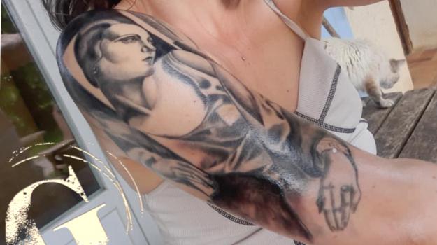 graphicaderme-tatouageavignon-tamaradelempicka-tamarachaudesaigues-meilleurstatoueursavignon-tatouagerealiste-tatouageportrait-