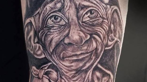 tattoo-tatouage-Harry-potter-dobby-piercing-art-vaison-vaucluse-dessin-peinture-bollène-nyons-buislesbaronnies-tulette-malaucène-cavaillon-robion-coustellet-drôme-ardèche-tatouagenoiretgris