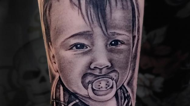 tattoo-vaison-tatouage-vaisonlaromaine-portrait-bébé-piercing-art-atelier-vaucluse-dessin-peinture-bollène-nyons-buislesbaronnies-tulette-malaucène-cavaillon-robion-coustellet-drôme-ardèche-tatouagenoiretgris