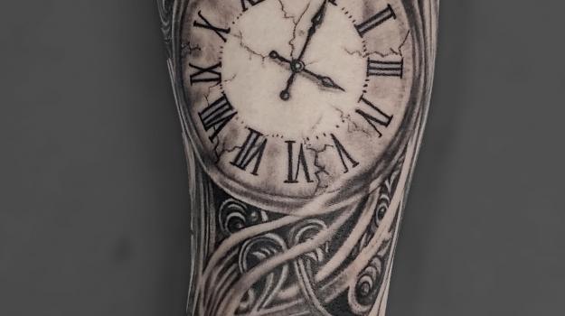 tattoo-vaison-tatouage-vaisonlaromaine-horloge-montreàgousset-piercing-art-atelier-vaucluse-dessin-peinture-bollène-nyons-buislesbaronnies-tulette-malaucène-cavaillon-robion-coustellet-drôme-ardèche-tatouagenoiretgris