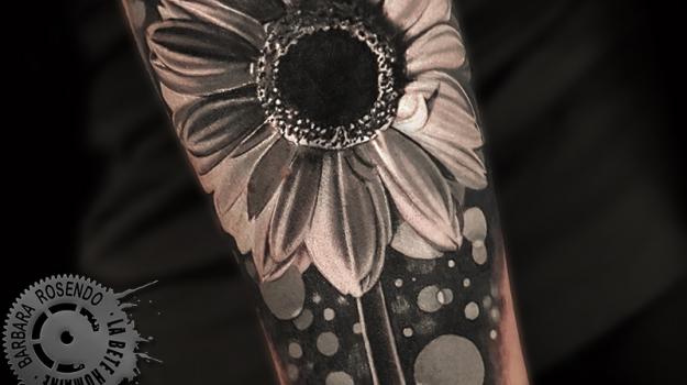 meilleure-tatoueuse-paris-barbara-rosendo-tatouage-gerbera-tattoo