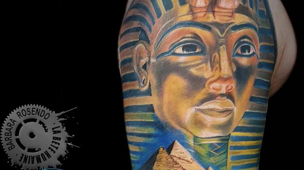 meilleure-tatoueuse-paris-barbara-rosendo-tatouage-pharaon-pyramide-tattoo