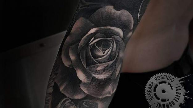 meilleure-tatoueuse-paris-barbara-rosendo-tatouage-rose-dark-tattoo