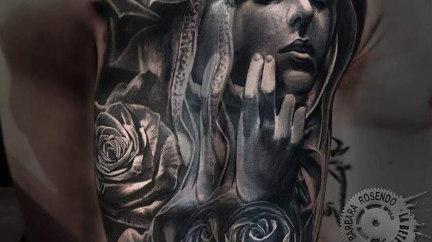 meilleure-tatoueuse-paris-barbara-rosendo-tatouage-rose-sainte-noir-gris-tattoo