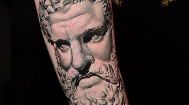 meilleure-tatoueuse-paris-barbara-rosendo-tatouage-tattoo-portrait-statue-barbe