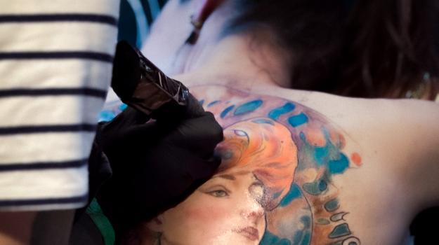 Tamara Chaudesaigues tatouant un grand tatouage dans le dos dans le style Art Nouveau en couleur au studio Graphicaderme à Avignon