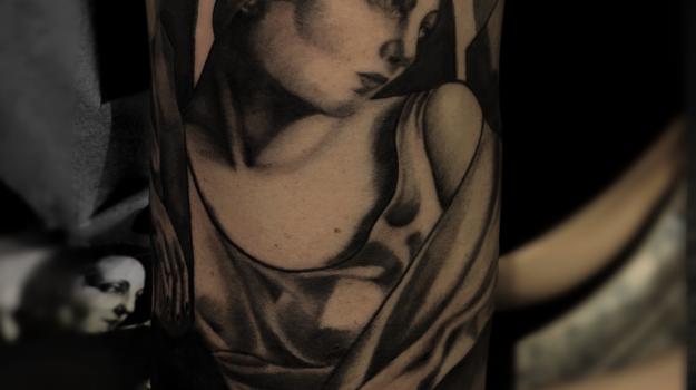 Tatouage femme style Art Déco sur avant-bras réalisé par Tamara Chaudesaigues tatoueuse chez Graphicaderme à Avignon